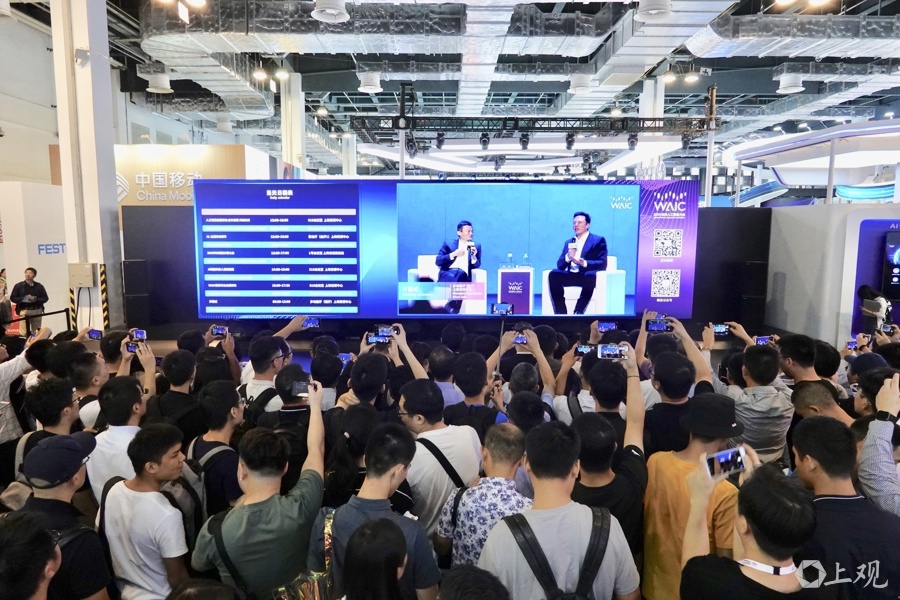 资料图:2019世界人工智能大会上,“双马会”人气火爆 摄影:刘歆
