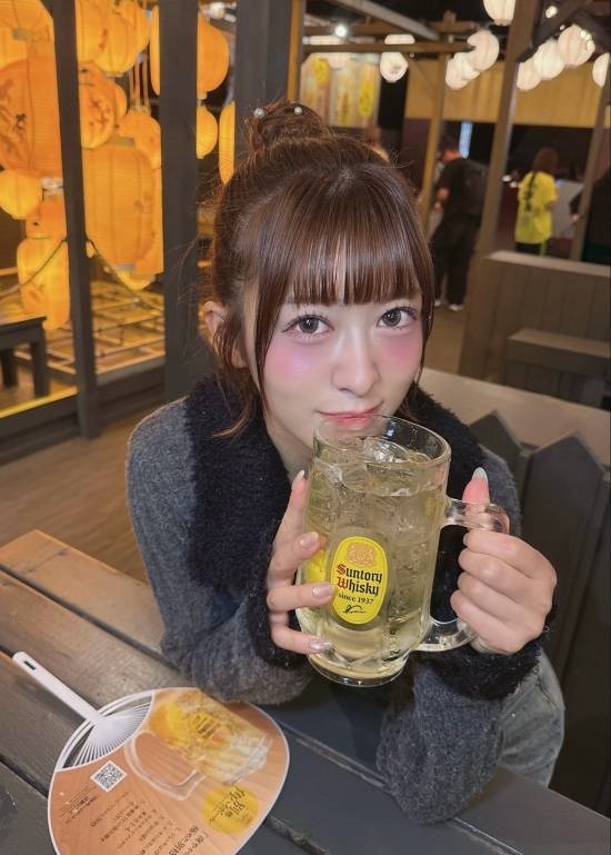 日本女偶像高抬腿摔倒意外爆红!一脚踢出人生高光
