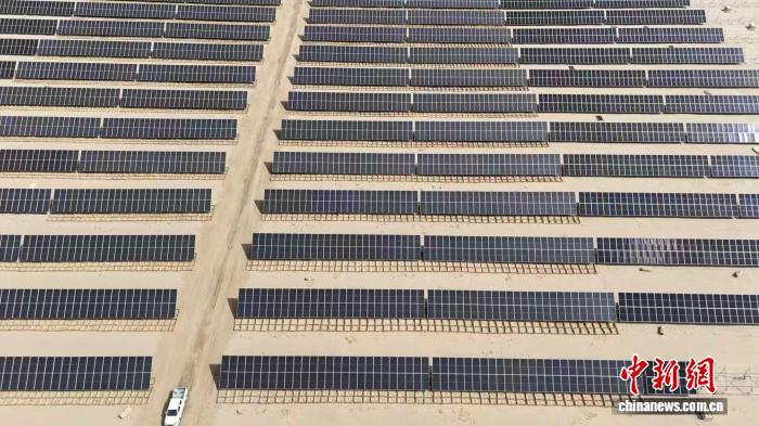 中电建25万千瓦光伏治沙示范区航拍图。阿克苏地区林草局供图