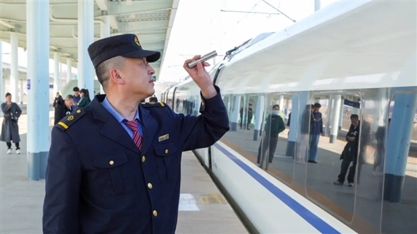 见没见过高铁换向！车尾秒变车头