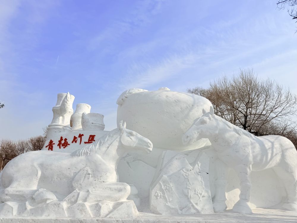 哈尔滨太阳岛雪博会的一处马造型雪雕。新华社记者刘赫垚 摄