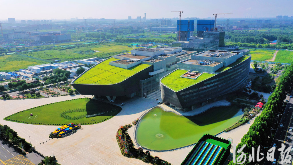 河北立足区位优势,抢抓京津冀协同发展和“东数西算”工程建设机遇,加速布局环京智能算力集聚区,建成投运大型及以上算力中心88个。 图为近日拍摄的廊坊市京津冀大数据创新应用中心。河北日报记者 赵永辉摄