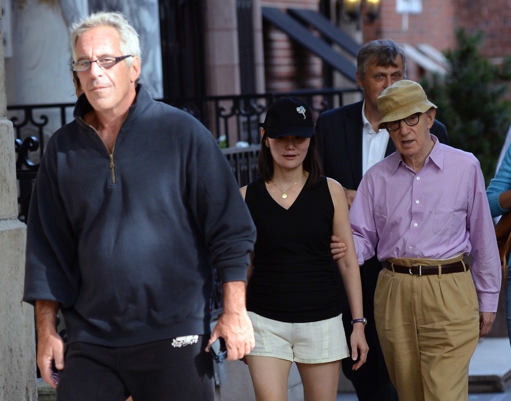 爱泼斯坦(左一)与伍迪·艾伦夫妇