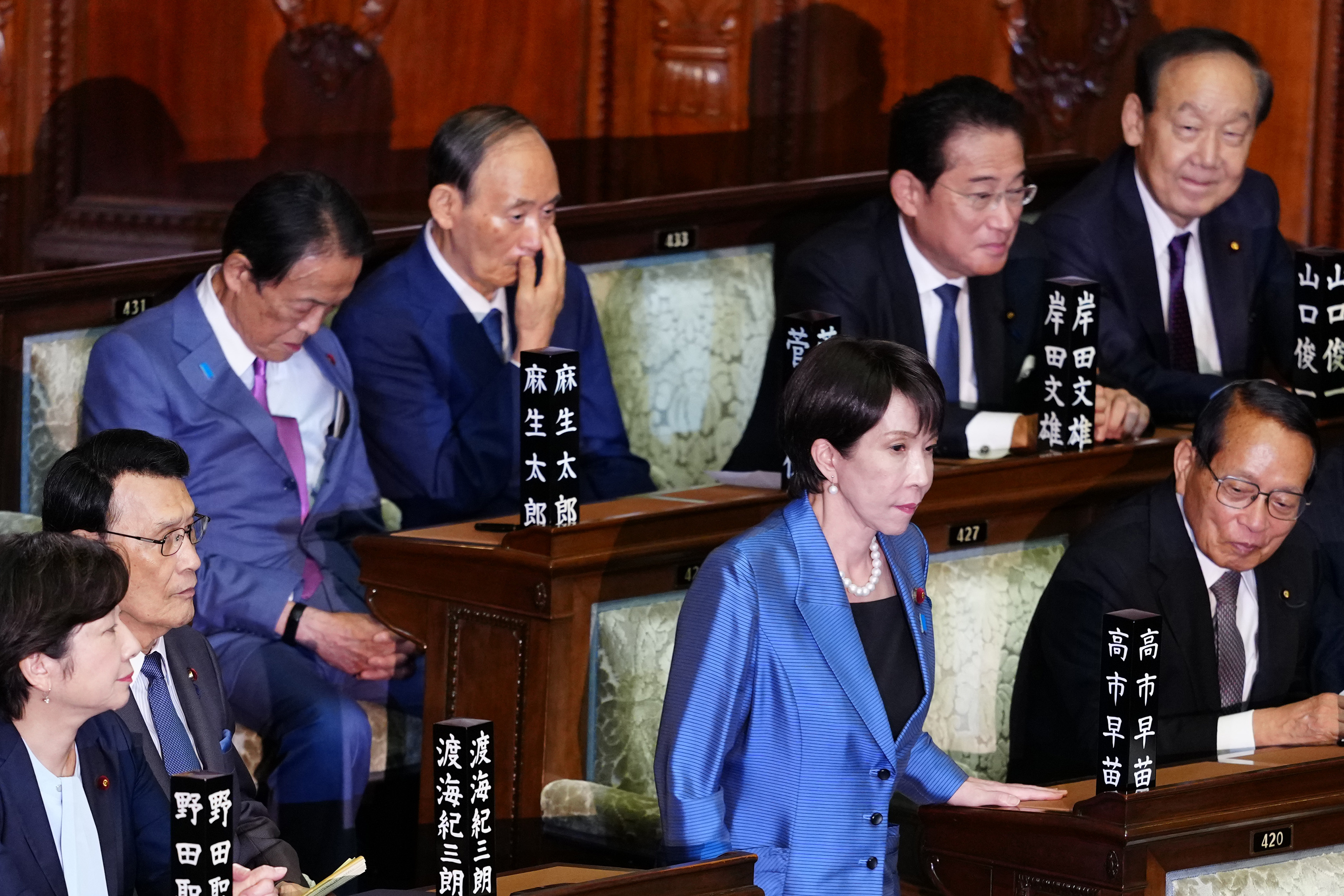 2025年10月21日，日本自民党总裁高市早苗（前排右二）在东京参加临时国会众议院首相指名选举。新华社记者贾浩成摄