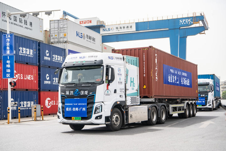 氢能重卡在陆海新通道重庆无水港顺利发车，西部陆海“氢走廊”正式投运（2025年4月14日摄）。新华社记者 唐奕 摄