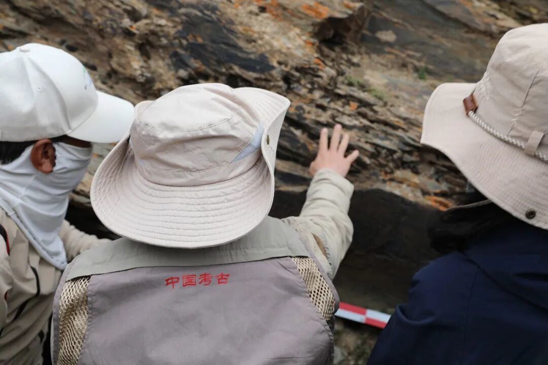 文物考古工作者于2023年7月在青海省果洛藏族自治州玛多县扎陵湖畔对“尕日塘秦刻石”进行现场考察。新华社发