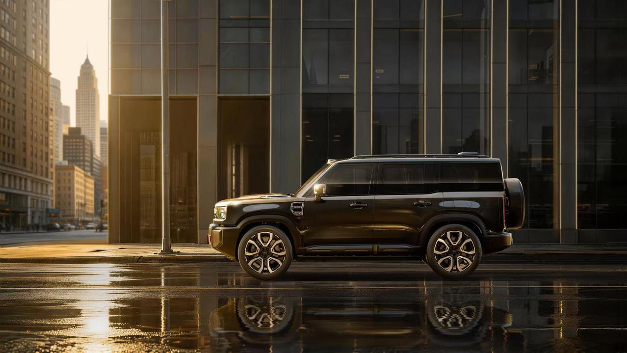 【全新硬派中大型SUV，吉利银河战舰700首发亮相】7月24日，银河