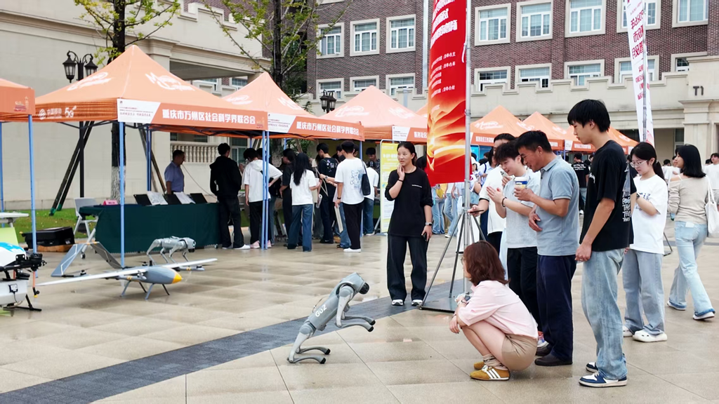 同学们在现场体验科技项目。受访单位供图