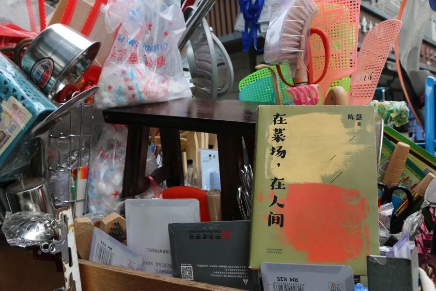 陈慧的小推车和她的作品(图源:上观新闻客户端)