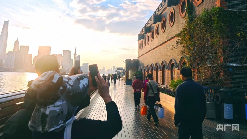 市民游客漫步杨浦滨江岸线,不时驻足“打卡”(央广网记者 冯丽 摄)
