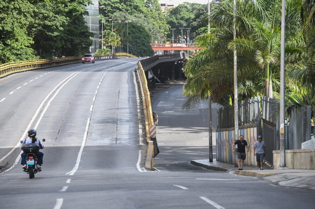 这是1月3日在委内瑞拉首都加拉加斯拍摄的空旷街头。
