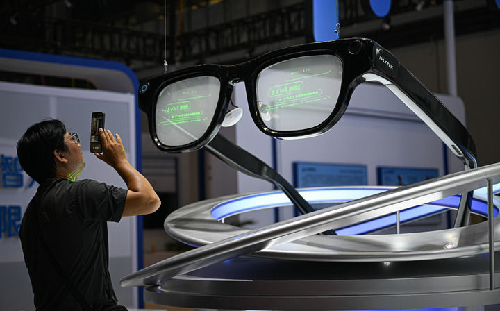 2026年4月10日在第六届消博会主会场拍摄的AI眼镜模型。新华社记者 蒲晓旭 摄