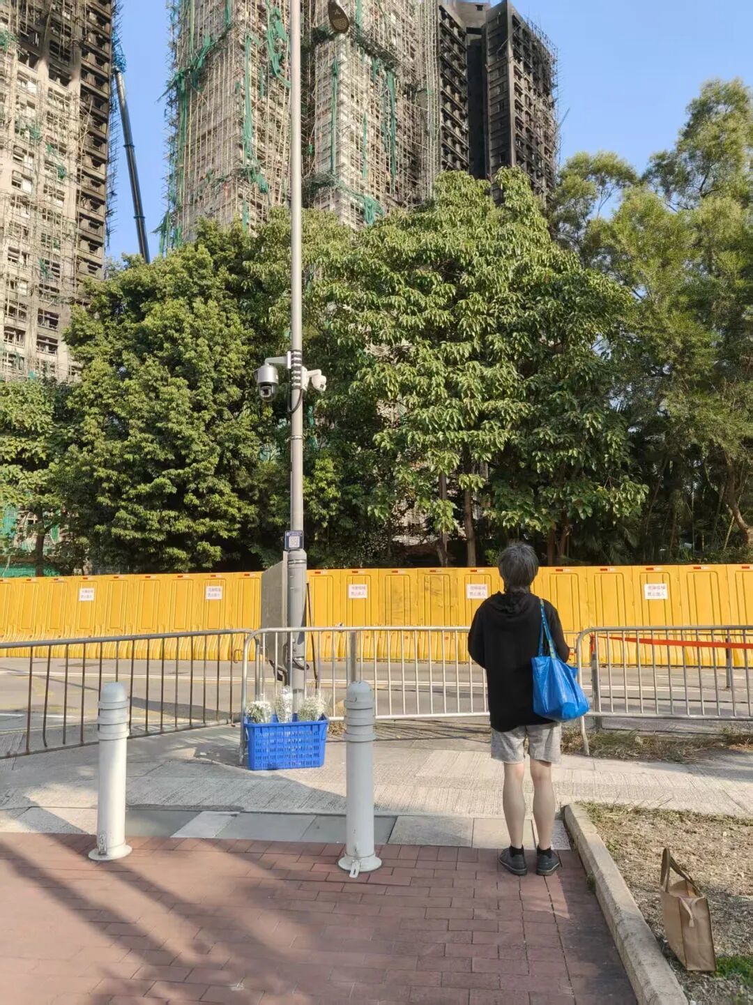 有居民回到宏福苑附近。 黄欣玥 摄