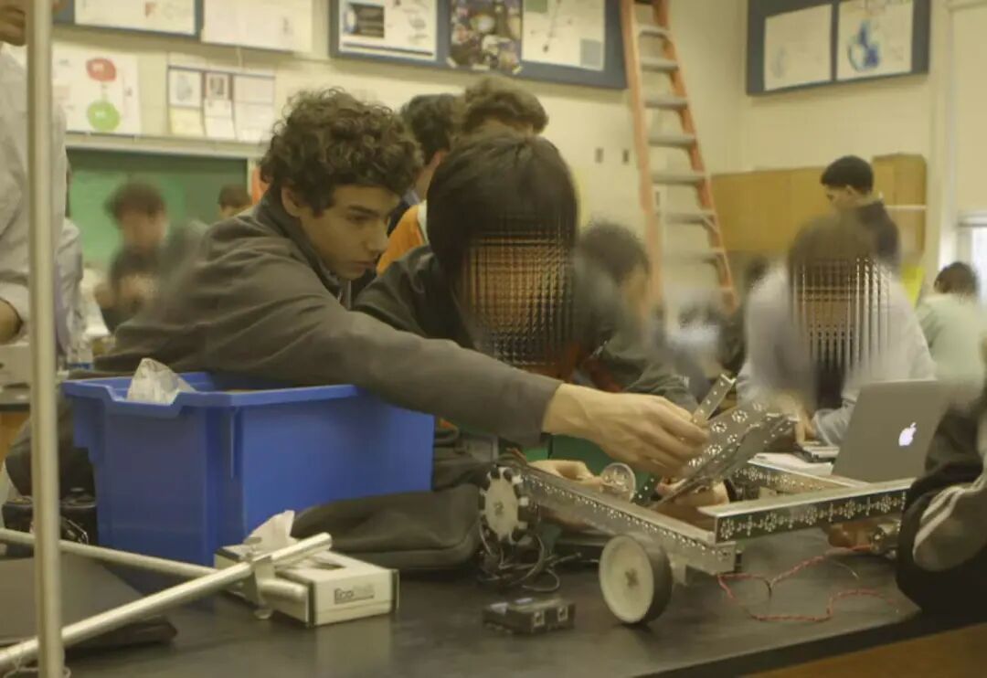 路易吉与同学一起调试机械装置。王杨 摄