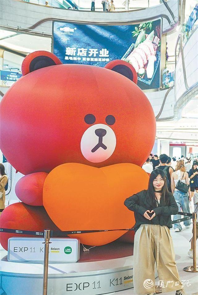 K11 Select商场，布朗熊15周年全国首展吸引市民游客留影。（厦门日报记者 林铭鸿 摄）