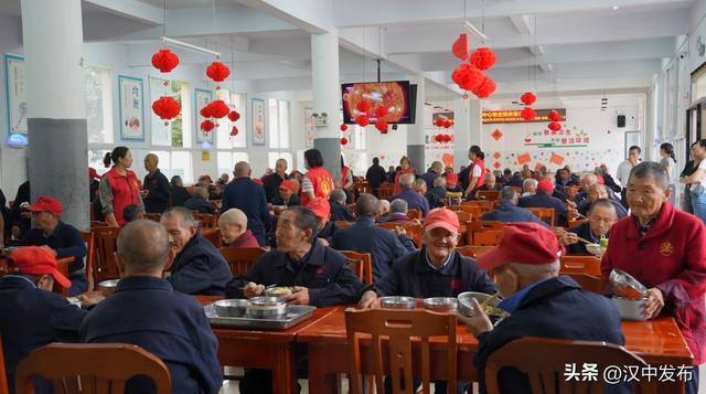 ▲ 在西乡县中心敬老院，荤素搭配的营养餐食让老人们很满意。记者 冯路 摄