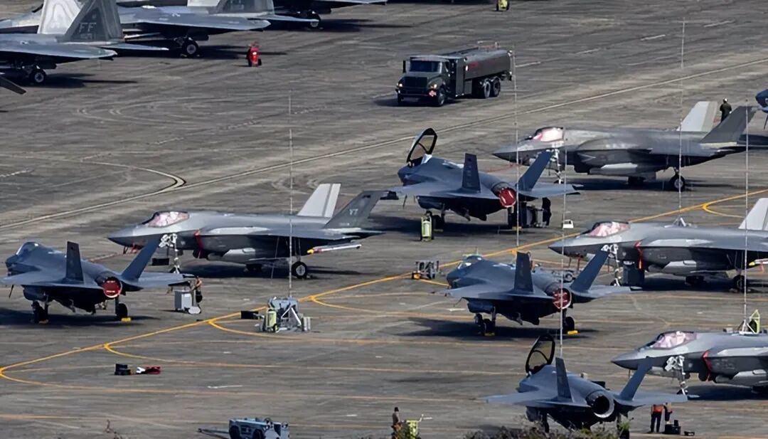 ◆1日,美军隐形战机停在波多黎各的罗斯福路海军基地。