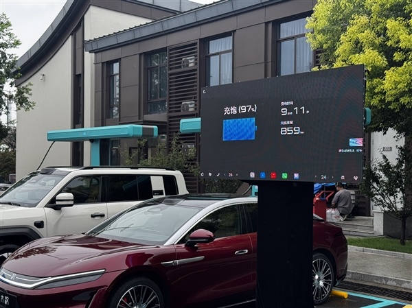 比亚迪第2000座高速闪充站正式落成：9分钟满血！平均每100公里一座