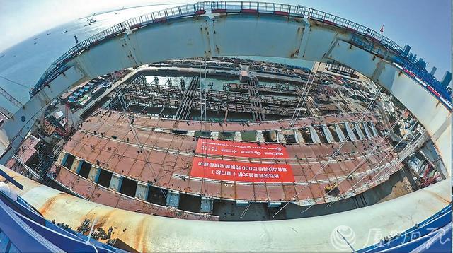 桥面钢箱梁在钢结构滑移通道支撑下平稳横移。（受访单位 供图）