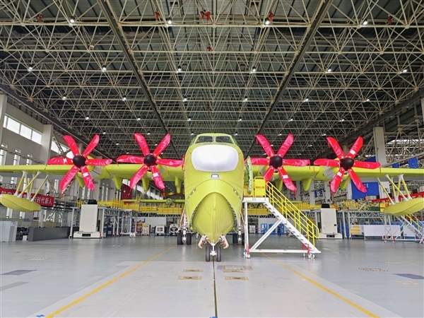 我国自研水陆两栖大飞机！鲲龙AG600批产第四架机总装下线