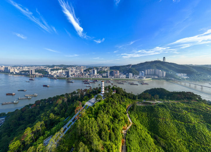 2025年8月30日，在广西梧州市万秀区的西江航道上，船只在秋日晴空下往来穿梭（无人机照片）。新华社发（何华文 摄）