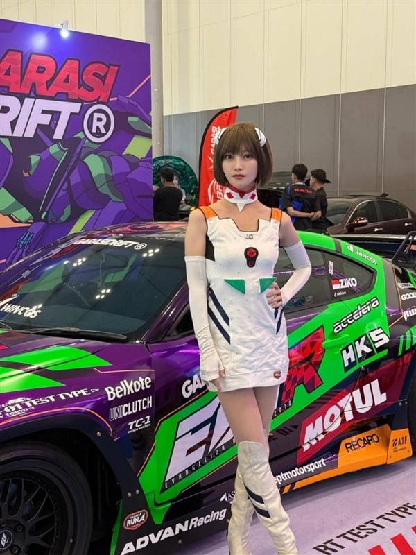 日本赛车女郎Cos初代女神绫波丽 身高腿长太顶了