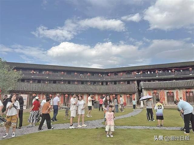 饶平县三饶镇道韵楼人气持续升温，游客在游览中感受古楼的建筑魅力。 饶宣 供