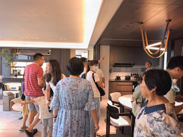 购房者国庆假期参观美的云悦江山样板间。