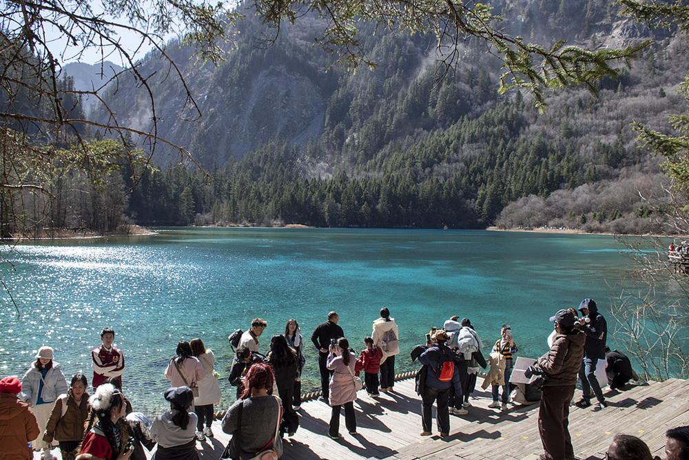 2026年2月21日,四川阿坝,游客在九寨沟景区游玩。视觉中国 图