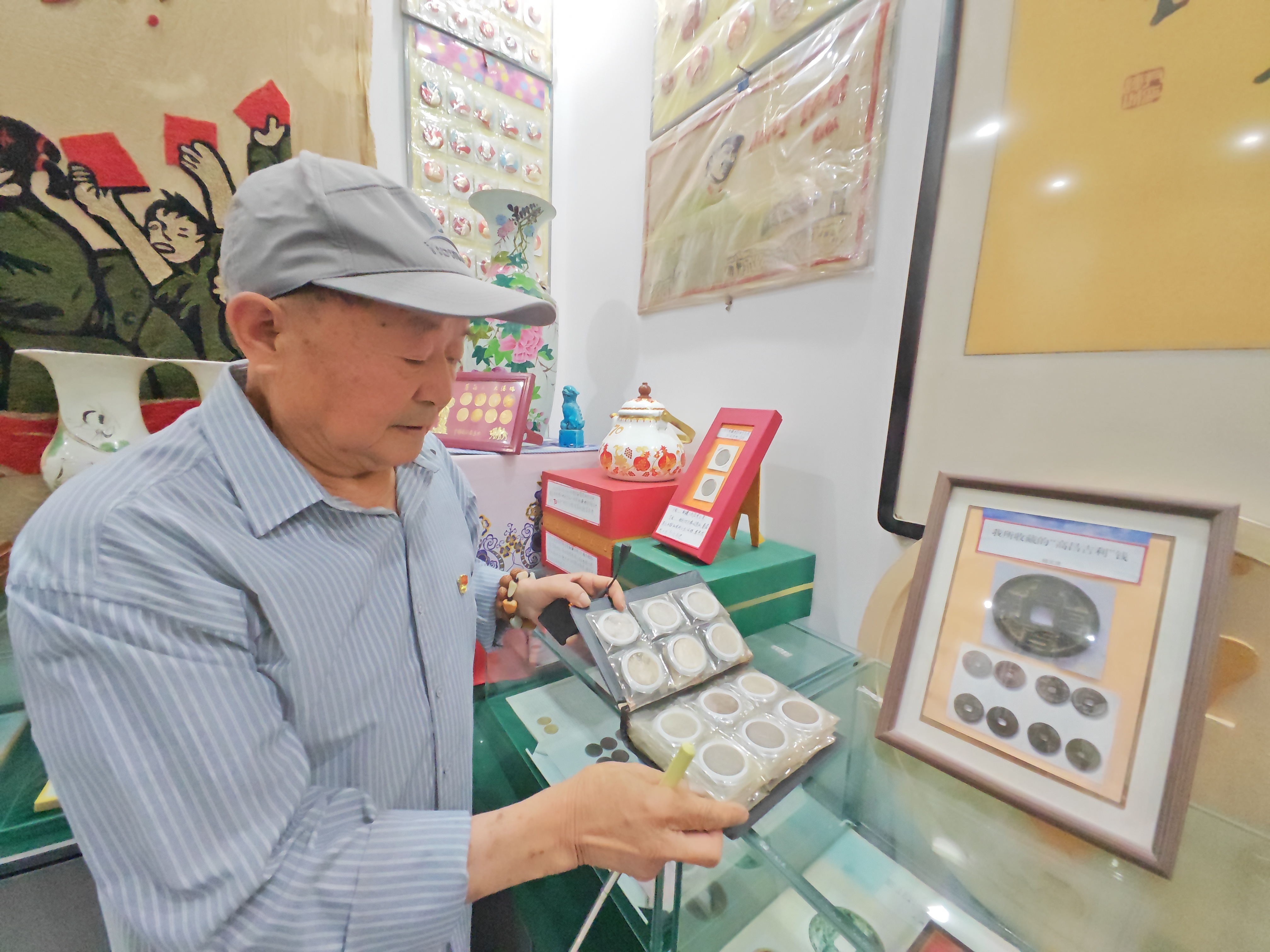 杨文清向采访团讲述藏品背后的故事