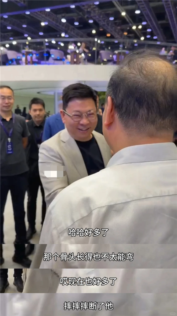 网友偶遇余承东户外爬山:整体着装十分休闲