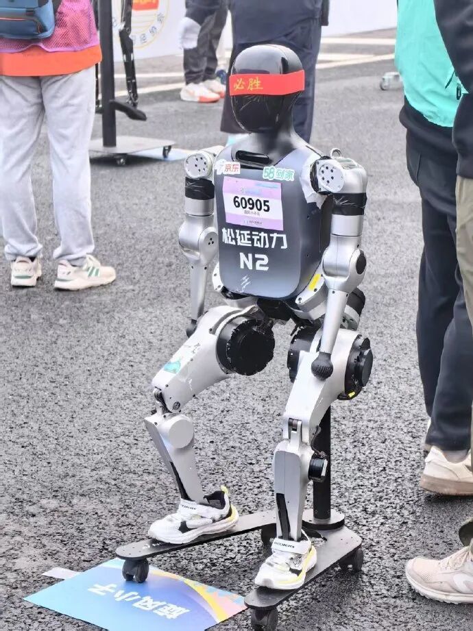 我,28岁,把机器人送到春晚和蔡明同台