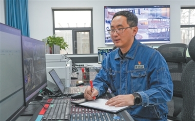 于哲仑在监控室内监测数据。张子墨摄(人民视觉)