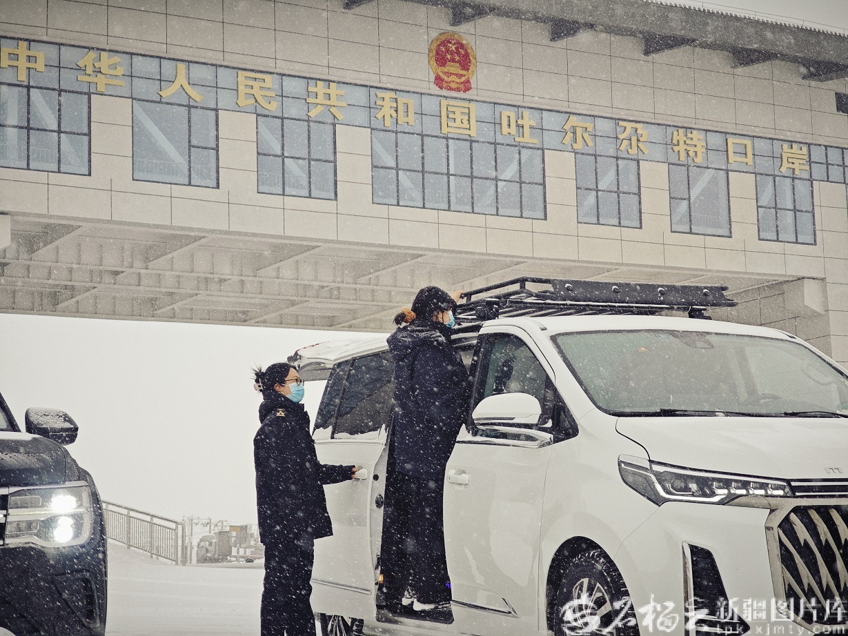 3月25日，吐尔尕特海关一线关员对出口车辆进行登临查验。强旭摄