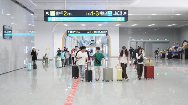 10月7日,国庆假期返程旅客陆续抵达佛山站。