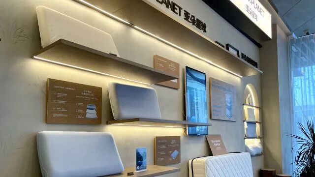 一家亚朵酒店大堂成列着自有品牌的家居用品。  照相/冯小芯