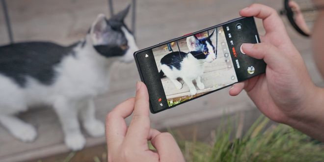 老外评了个“最该消失的手机设计”,看完我深深共情了