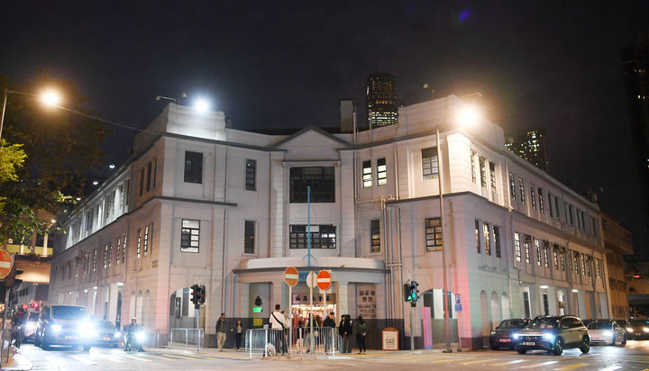 1月26日拍摄的夜色中的旧油麻地警署。新华社记者 陈铎 摄