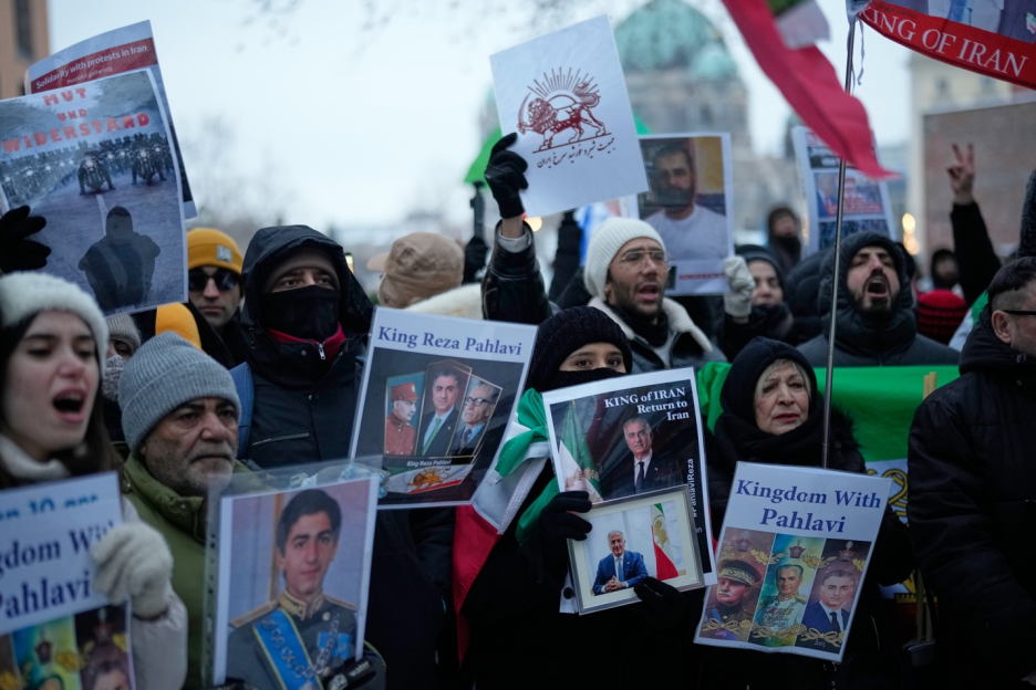 ◆1月,德国柏林,抗议者们展示前王储礼萨·巴列维的照片,以支持伊朗国内的大规模抗议。(图源:美联社)