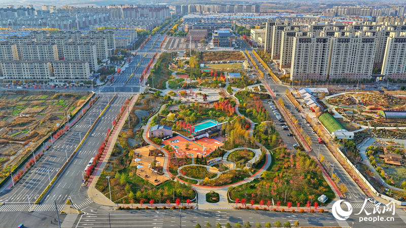 远眺双阳鹿城公园,斑斓的秋色勾勒出一幅生态画卷。人民网记者 李洋摄