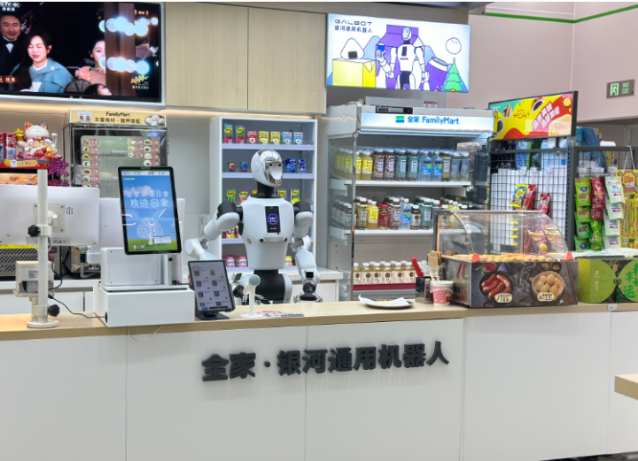 依托智能语音系统,小盖可以主动迎宾互动,精准响应顾客的商品查询、促销咨询等各类需求。 记者 张冰洁/摄