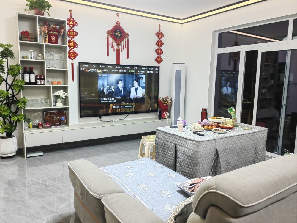 这是2月3日拍摄的金坪村村民李华林位于安置小区的新家客厅。新华社记者 胡旭 摄