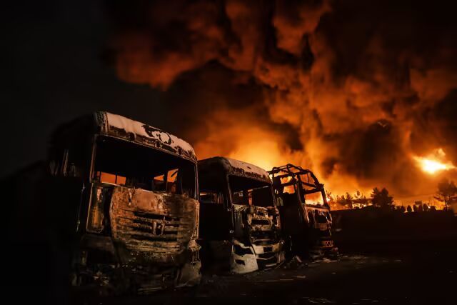 以色列周日在伊朗德黑兰发动空袭后，一个油库发生火灾。