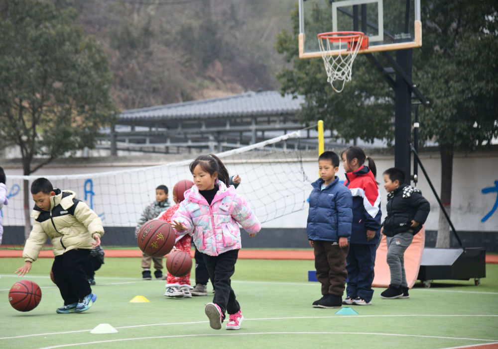 陕西安康市平利县老县镇中心小学的学生在上体育课。新华社记者 张博文 摄