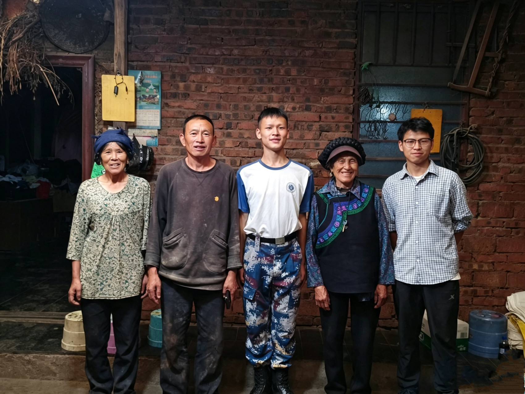 阿尔小平和家人合影