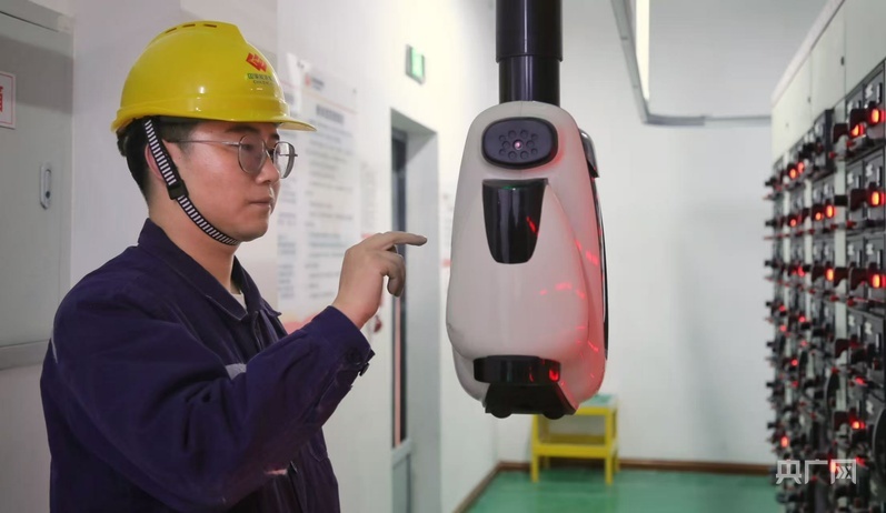 马小强通过操控机器人完成对光伏板组的日常检测（央广网记者 贾海元 摄）