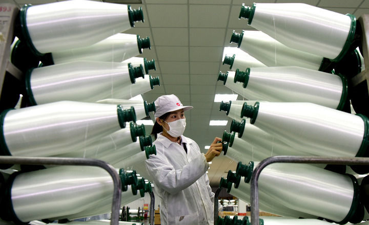 工人在位于河南林州的光远新材料股份有限公司电子布生产车间进行原丝巡检（2025年3月19日摄）。新华社记者 朱祥 摄