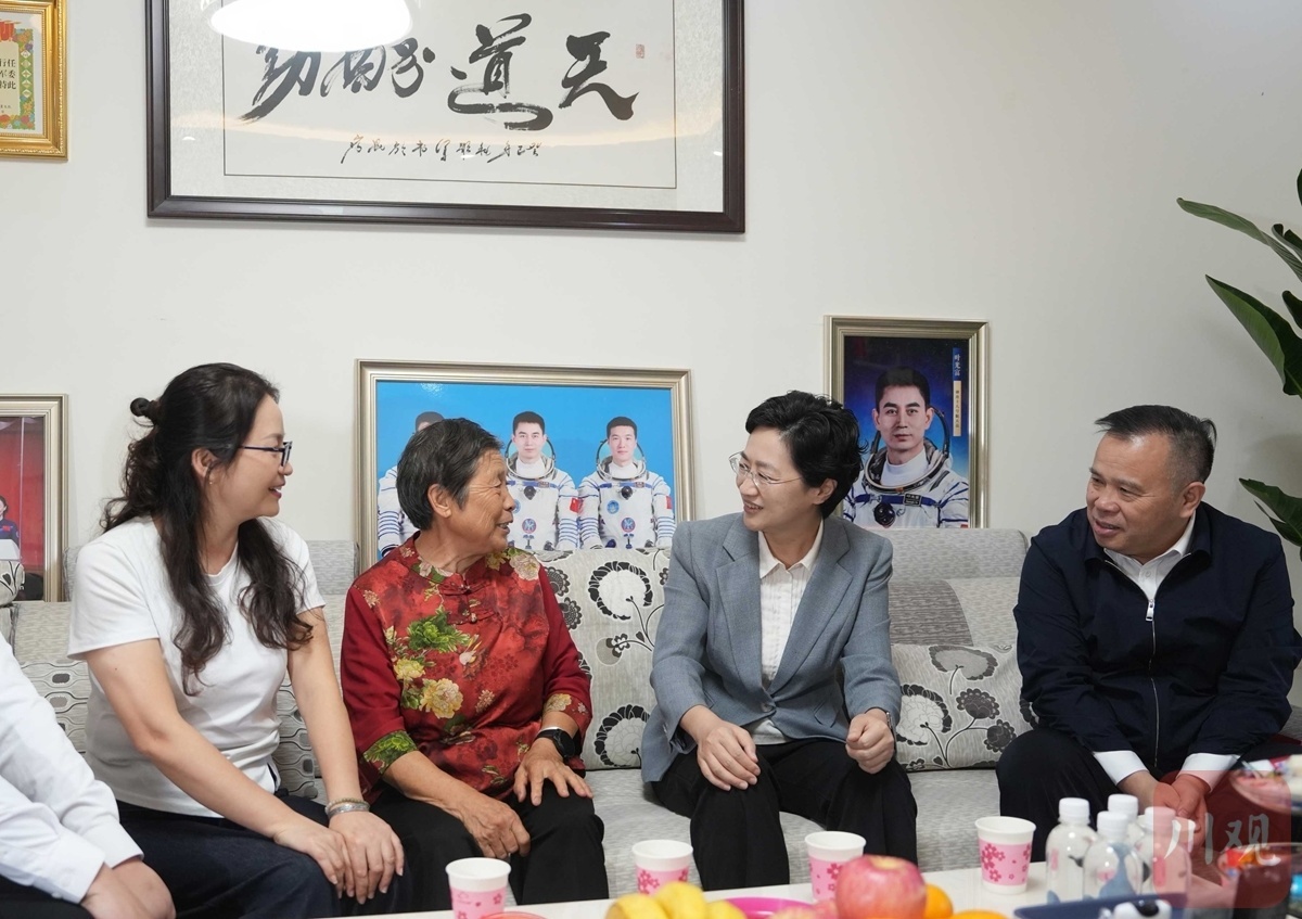 近日,省委副书记、省长施小琳在成都市万安街道东林春天小区,看望慰问航天英雄叶光富的母亲刘绍林老人。