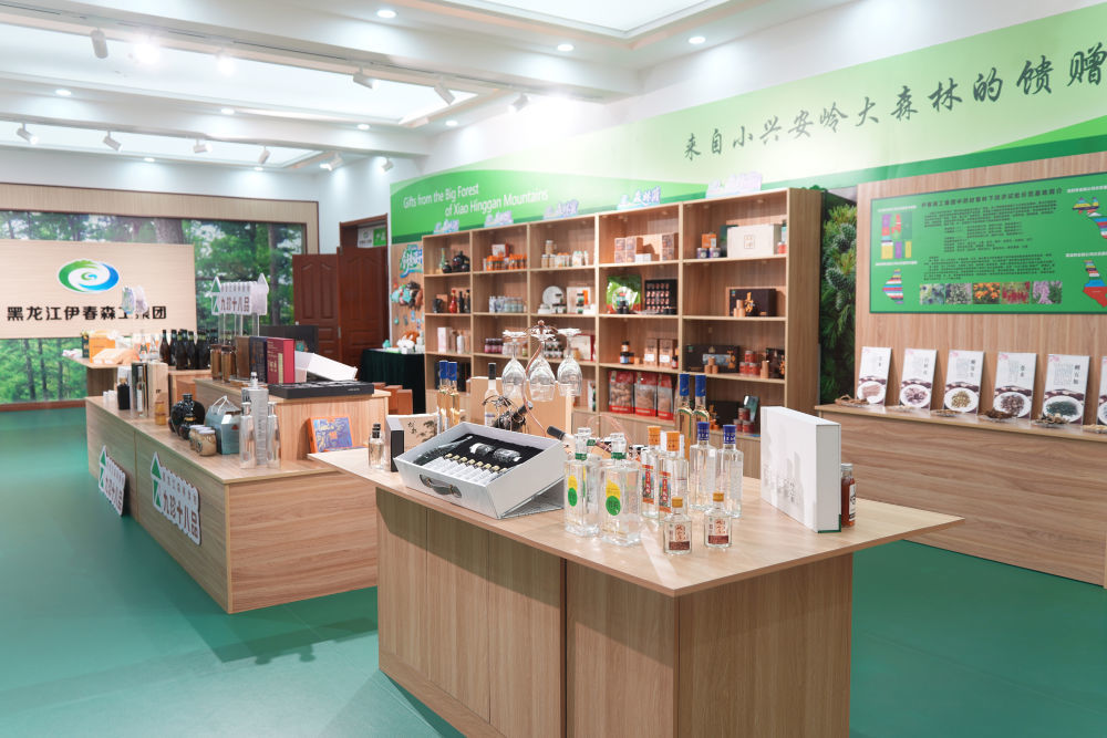 2026年5月12日，伊春森工集团产品展示厅展出的各种林下经济产品。新华社记者 王祚 摄