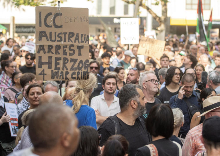 当地时日,示威者在澳大利亚悉尼集会抗议以总统到访。图源:英媒